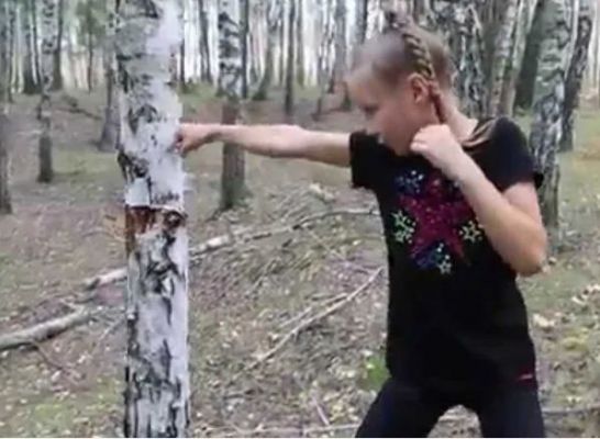सिर्फ मुक्के बरसाकर पेड़ को गिरा देती है छोटी बच्ची