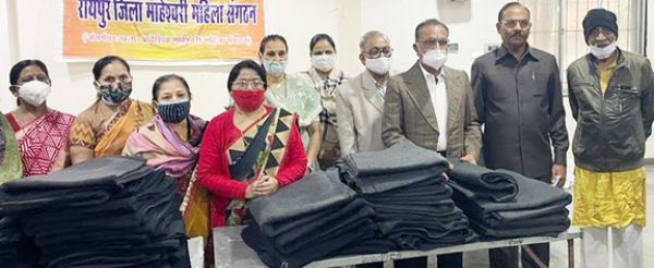 माहेश्वरी महिला समिति द्वारा अशोका रत्न में सफाई कर्मचारियों को कंबल वितरण