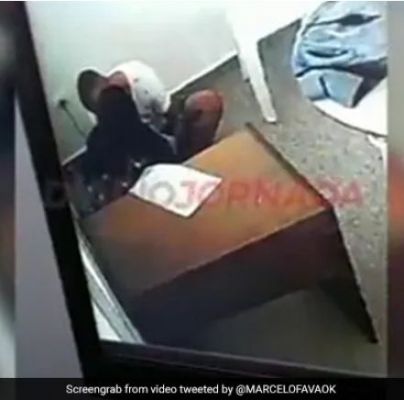 हत्या के आरोपी से प्यार कर बैठी महिला जज, जेल के अंदर कैदी को Kiss करते हुए लीक हुआ Video