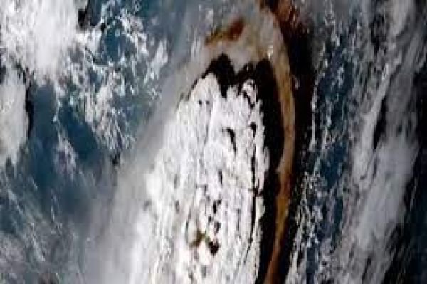 समंदर के अंदर फटा ज्वालामुखी, आसमान पर छाया धुएं का गुबार, देखें खौफनाक VIDEO