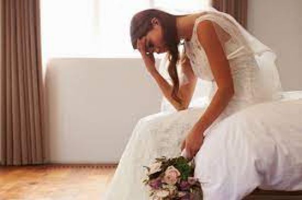 शादी से पहले दुल्हन को पता चली होने वाले पति की चौंकाने वाली हकीकत, गुस्से में बेच दी वेडिंग ड्रेस