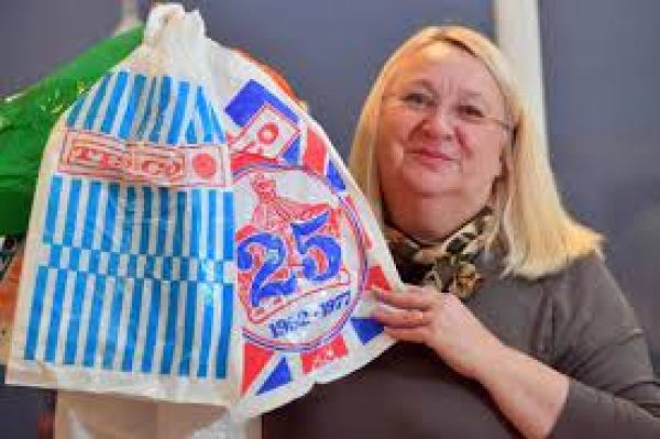 45 सालों से प्लास्टिक बैग जमा कर रही थी महिला, हजारों थैलियां जुटाकर बना डाला गिनीज वर्ल्ड रिकॉर्ड