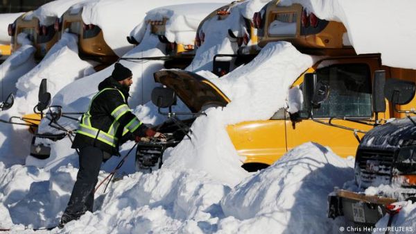 कनाडा बम मार कर क्यों गिरा रहा है पहाड़ों की बर्फ