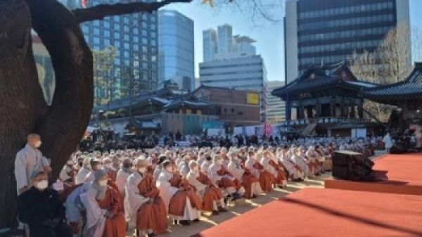 राष्ट्रपति के 'बौद्ध विरोधी पूर्वाग्रह' के खिलाफ सियोल में हजारों बौद्ध भिक्षुओं ने रैली की