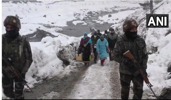जम्मू-कश्मीर के बारामूला में भारी बर्फबारी के बीच चला कोविड टीकाकरण अभियान