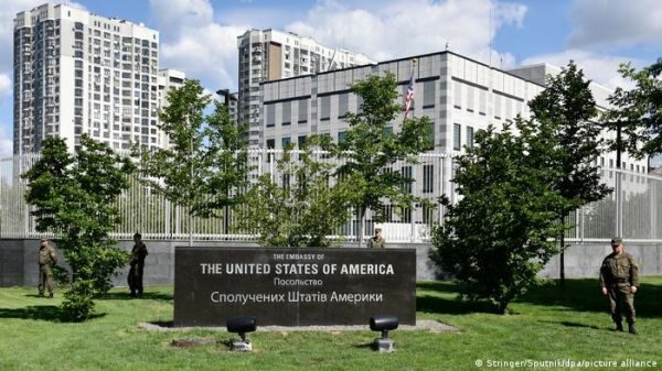 अमेरिकी दूतावास कर्मचारियों के परिजनों को यूक्रेन छोड़ने का आदेश