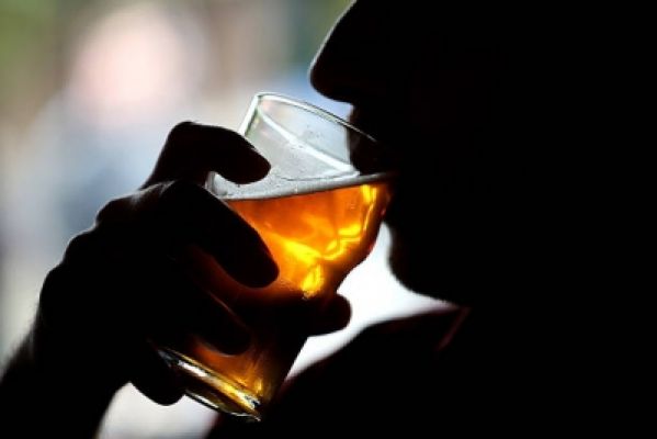 बिहार में शराबबंदी कानून में बदलाव की तैयारी, शराब पीकर पकड़े जाने पर लगेगा जुर्माना