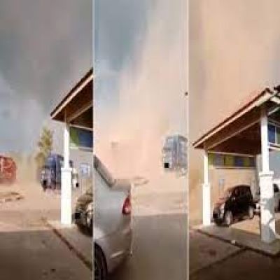 आसमान से बरस रहे 'कहर' का वीडियो बनाती रही महिला, फेसबुक Live में ही बवंडर ने दौड़ाया