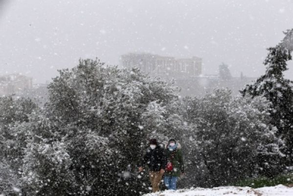बर्फीले तूफान से निपटने के लिए ग्रीक सरकार को निंदा प्रस्ताव का सामना करना पड़ा