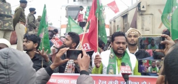 छात्र संगठनों के 'बिहार बंद' में सड़कों पर उतरे राजनीतिक कार्यकर्ता, सड़कों पर की आगजनी