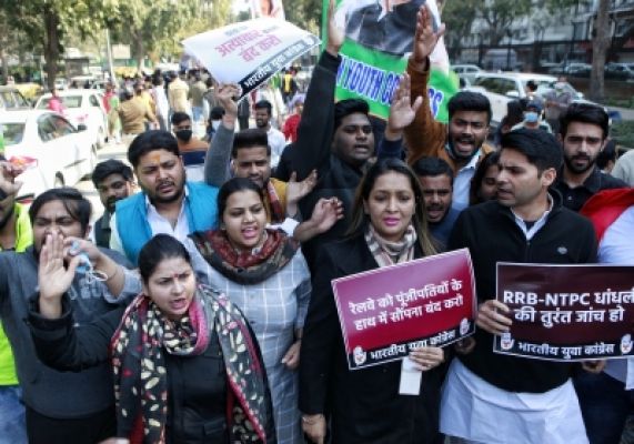 आरआरबी-एनटीपीसी मामले पर भारतीय युवा कांग्रेस ने सड़कों पर उतर किया विरोध प्रदर्शन