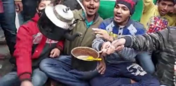 बिहार बंद में दिखा अनोखा विरोध, घोड़े पर सवार होकर निकला राजद कार्यकर्ता, छात्रों ने सड़कों पर बेची चाय