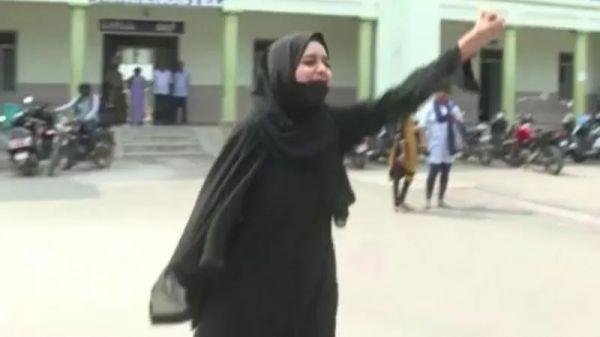 हिजाब मामले पर अल्लाहु अकबर कहने वाली छात्रा कौन हैं जिनके वीडियो पर पाकिस्तान में भी हो रही प्रतिक्रिया