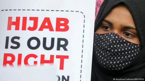 हिजाब पर विवाद अब बन रहा है भारत-पाकिस्तान झगड़े की वजह