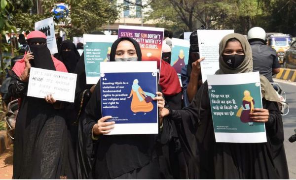 हिजाब: सिर्फ औरतें चेहरा क्यों छिपाएँ?