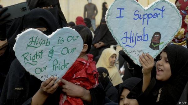 हिजाब विवाद: कहीं शिक्षा से दूर ना हो जाए मुस्लिम लड़कियां
