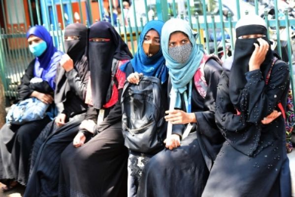 हिजाब विवाद: छात्राओं को हिजाब पहनने से रोकने पर कर्नाटक में प्रिंसिपल को मिली जान से मारने की धमकी