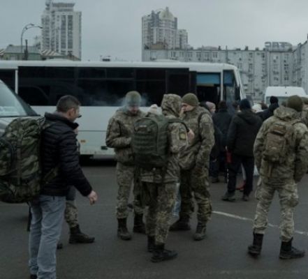 कीव में रूसी सेना का नागरिकों से आमना-सामना