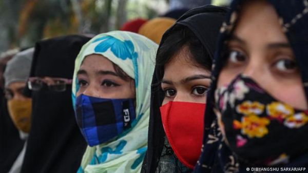 हिजाब पर विवाद और मुस्लिम पहचान का सवाल