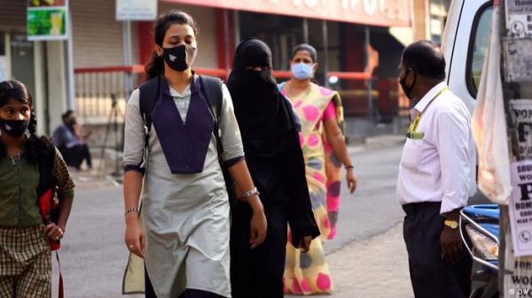 कहीं स्वागत तो कहीं विरोध, हिजाब बैन पर तेज हुई राजनीतिक जंग