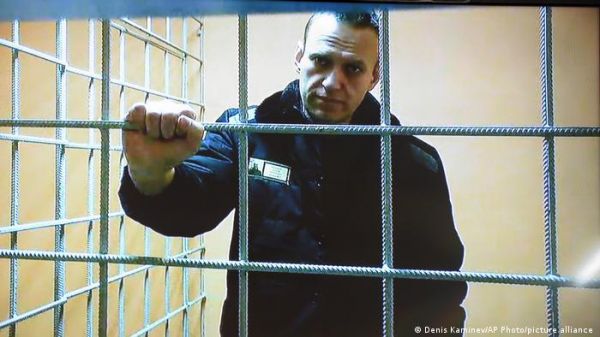 पुतिन के आलोचक नावाल्नी को मिली और नौ साल की जेल
