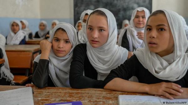 अफगानिस्तान: स्कूल खुलते ही तालिबान ने बंद करवाया, रोतीं हुईं लड़कियां लौटी घर