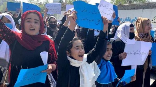 अफ़ग़ानिस्तान में स्कूल खोले जाने की मांग को लेकर महिलाओं-बच्चियों का प्रदर्शन