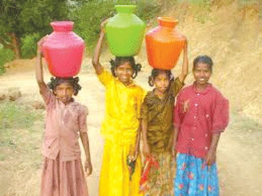 देश में प्रति व्यक्ति पानी देने का मानक क्या है?