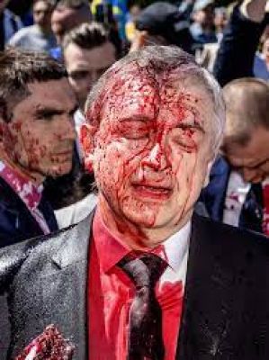 विक्ट्री डे के मौके पर रूस के राजदूत के ऊपर लाल रंग से हमला