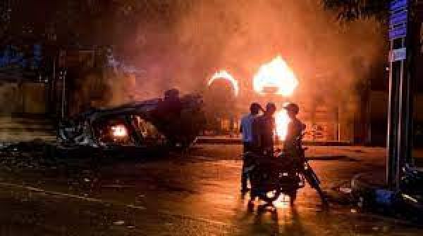 श्रीलंका: महिंदा राजपक्षे पर भड़के संगकारा, प्रदर्शनकारियों ने राष्ट्रपति के पैतृक घर में लगाई आग
