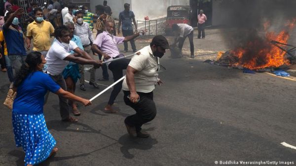 श्रीलंका में भारी हिंसा, जला दिया गया प्रधानमंत्री का घर