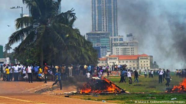 कोलंबो में भारी हिंसा के बाद श्रीलंका के प्रधानमंत्री ने दिया इस्तीफा