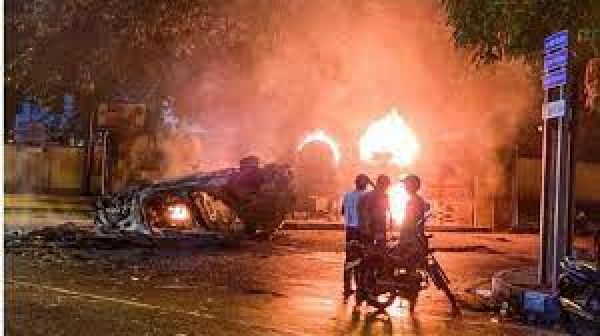 श्रीलंका: जैसे-जैसे रात गुजरी, भीड़ ने राजपक्षे परिवार के घरों को आग के हवाले करना शुरू कर दिया