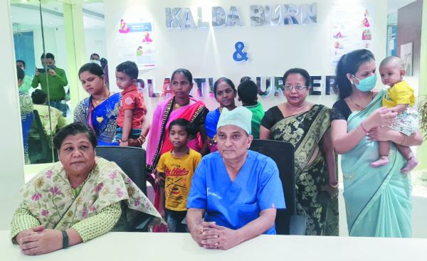 कालड़ा हॉस्पिटल में कटे होंठ व तालु से ग्रसित बच्चों की माताओं से राज्यपाल उइके ने की मुलाकात