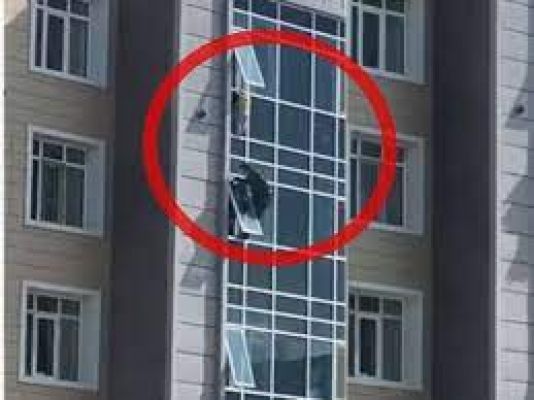 कजाकिस्तान: बच्चे की जान बचाने के लिए 8वीं मंजिल पर चढ़ा शख्स, दांव पर लगाई जान