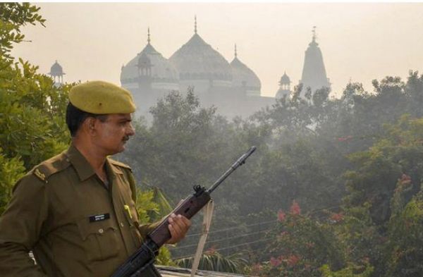कृष्ण जन्मभूमि केस : शाही ईदगाह मस्जिद को हटाने की मांग करने वाले सूट को मथुरा कोर्ट की मंज़ूरी
