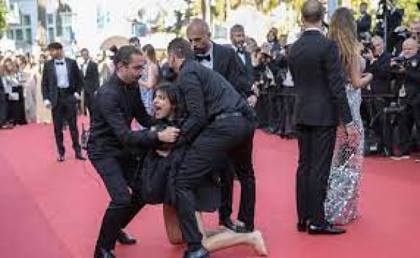 'हमारा रेप करना बंद करो': Cannes के रेट कार्पेट पर यूक्रेन पर विरोध जताने टॉपलेस होकर पहुंच गई महिला