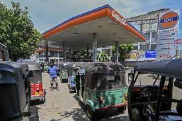 श्रीलंका में पेट्रोल 420 रुपये प्रति लीटर, डीजल 400 रुपये प्रति लीटर के भाव पर
