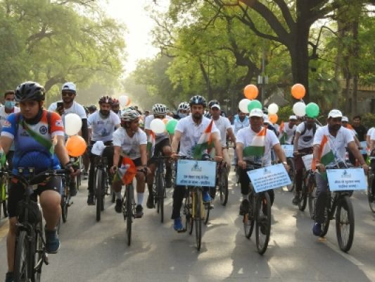 विश्व साइकिल दिवस: अनुराग ठाकुर ने साइकिल चला लोगों को दिया संदेश