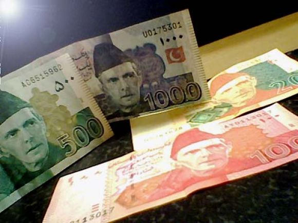 पाकिस्तानी रुपये को फिर लगा झटका, हुआ 200 के पार