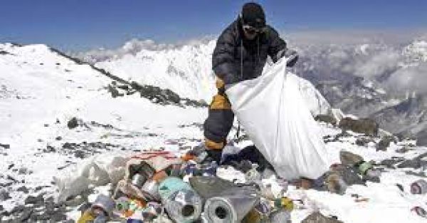 नेपाल में चार पर्वत चोटियों से पर्वतारोहियों के दल ने लगभग 34 टन कचरा साफ किया