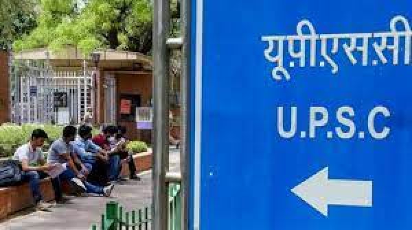 UPSC की परीक्षा में हिंदी मीडियम के छात्र क्या पिछड़ रहे हैं?