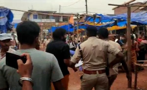 गौ मांस बेचने के आरोप में युवकों से मारपीट, दुकानों में तोड़फोड़