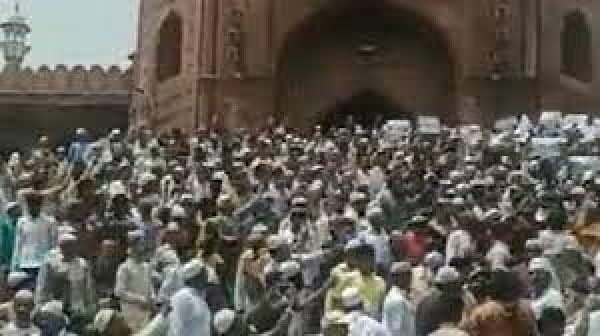 पैग़ंबर मोहम्मद पर विवादित टिप्पणी को लेकर दिल्ली और यूपी में विरोध प्रदर्शन
