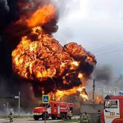 रूस की गोलाबारी से यूक्रेन के केमिकल प्लांट में भीषण आग, 800 लोगों के फंसे होने की आशंका