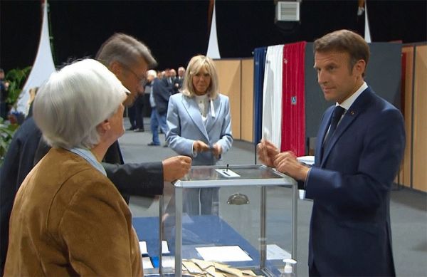 फ़्रांस के राष्ट्रपति इमैनुएल मैक्रों बहुमत से पीछे हुए, अब क्या होगा?