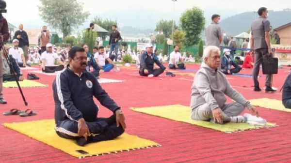 जम्मू-कश्मीर के उपराज्यपाल मनोज सिन्हा ने किया योग