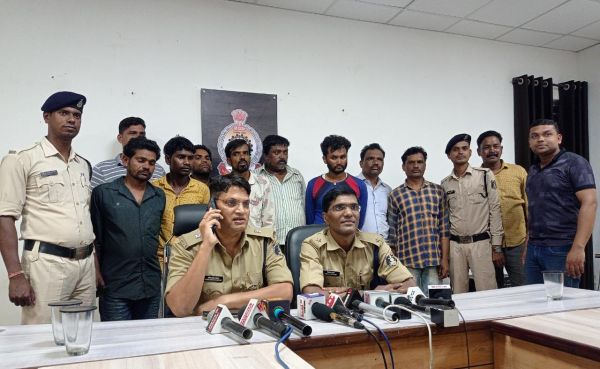 आईपीएस की जीप को टक्कर मार भागे डीजल चोर, नाकेबंदी के बाद 8 गिरफ्तार