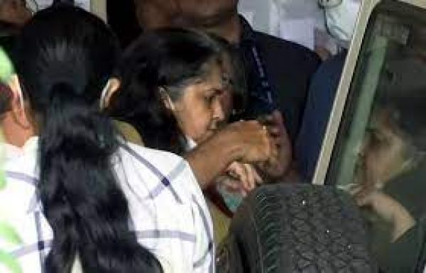 गुजरात एटीएस ने सामाजिक कार्यकर्ता तीस्ता सीतलवाड़ को हिरासत में लिया