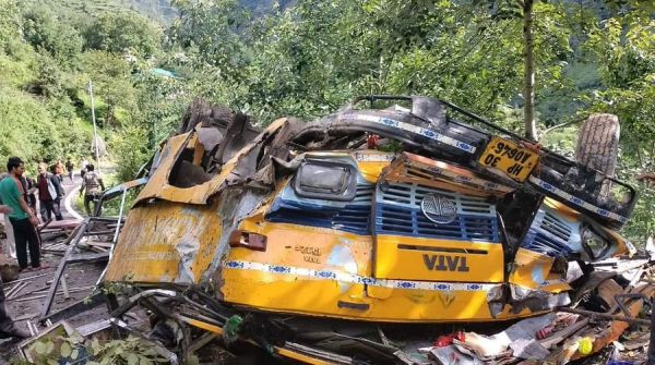 हिमाचल में बस खाई में, स्कूली बच्चों सहित 10 मौतें